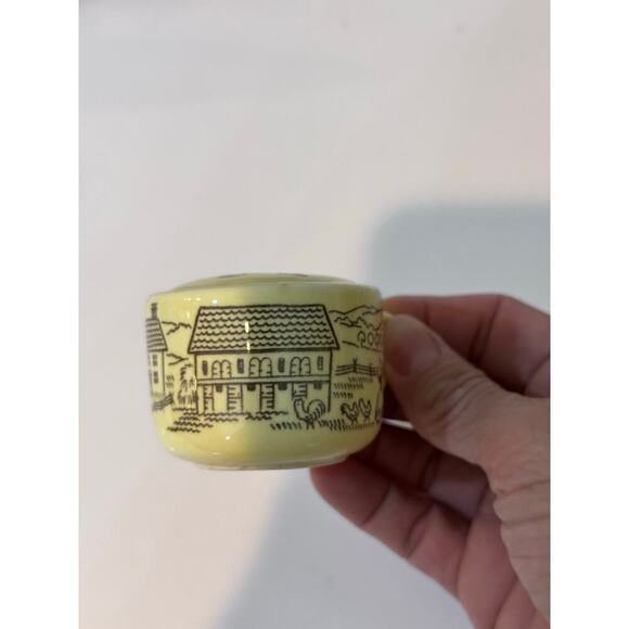 Vintage Mug Shaped Colonial Design Salt And Pepper Shakers - Picture 8 of 8